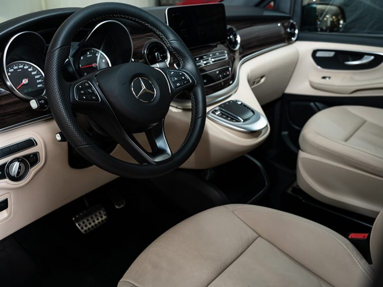 Intérieur d'une voiture Mercedes avec tableau de bord et sièges beige. Intérieur d'une voiture Mercedes avec tableau de bord et sièges beige.