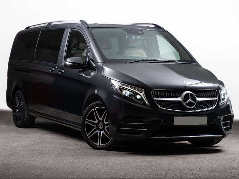 Monospace noir de marque Mercedes-Benz, modèle familial avec des finitions élégantes. Monospace noir de marque Mercedes-Benz, modèle familial avec des finitions élégantes.